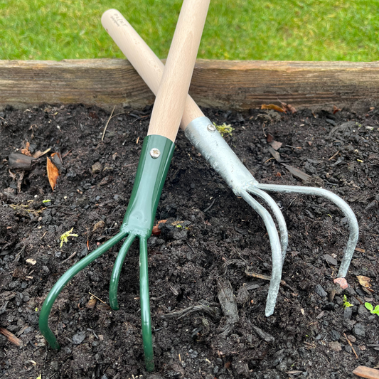 Hand cultivator